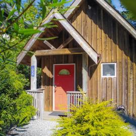 Rising Tide- Cabin In Ucluelet, hotel em Ucluelet