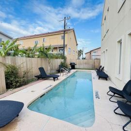 Family Retreat with pool for 6 Pet Lovers 130 E Retama #3