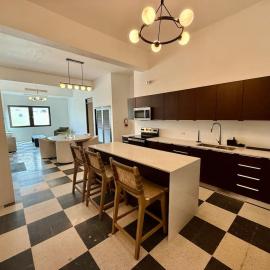 Historic Charm, Balcony Bliss, AC, WiFi