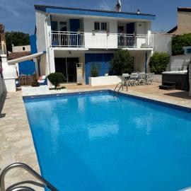Les Volets Bleus Villa avec piscine et jacuzzi