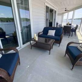Lakeview Luxe Penthouse, hotel in Rocky Mount