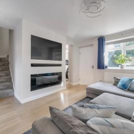 Modern 3BR House with Parking & Garden - Sleeps 6
