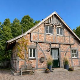 Fachwerkhaus am See mit Fass-Sauna im Münsterland, готель у місті Варендорф
