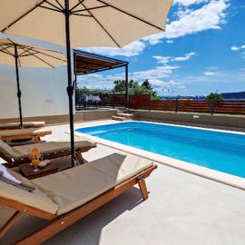 Elegant Holiday House 3D by the Sea with pool and included breakfast, hotel in Kaštela