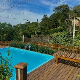 Pousada Villa Barong - Apartamentos completos a 150m do Centrinho da Praia do Rosa com Piscina e Churrasqueira, hotell i Imbituba