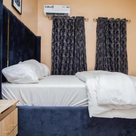 Radores Apartment, отель в городе Ayobo