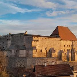 BurgVier Ferienwohnung in der Burg, hotel en Tittmoning
