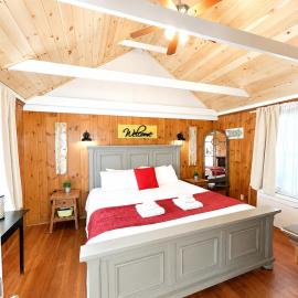 Cottage 12 - King Bed Child Loft w Twin Private Bath Kitchenette Pets Allowed Fee applies, Hotel in Wolfeboro