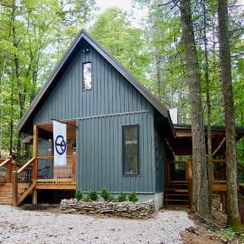 Camp Firefly Secluded Cabin Hot Tub Forest View Cozy Escape great for couples with kids, hotel in Campton