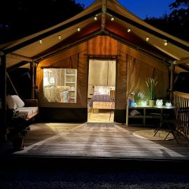 Zeeuwse Landhoeve Safaritent CHILL, hotelli kohteessa Brouwershaven