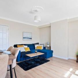 Elegant 3-BDR House in Enfield North London with Garden، فندق في انفيلد
