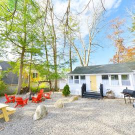 Cottage 8-9 - Stand Alone 2 Bedroom 2 Bath Private Courtyard Pet Friendly with Fee, hotel in Wolfeboro