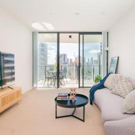 Modern Broadbeach 2BR Apartment - Pet Friendly