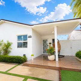 E&A SouthWest Miami Cozy 2BR Apartment with Private Parking