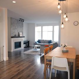 Modern 3 bedroom duplex home in Langley, hotel in Langley