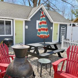 Cottage 5-6 - 2 Bedroom 1 Bath End Unit with Kitchenette Private Courtyard Pet Friendly fee applies, Hotel in Wolfeboro
