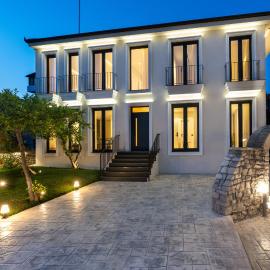 Le Mom Apart Hotel, hotel a Berat
