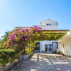 Holiday house with a swimming pool Slatine, Ciovo - 25829, hotel in Slatine