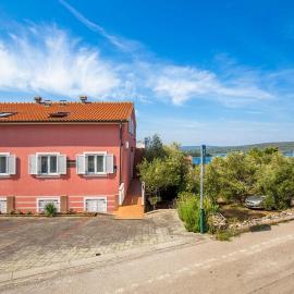 Apartments with parking space Punat, Krk - 25968, hotel a Punat