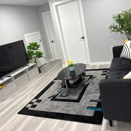 Spacious Entire Basement Suite with Free Parking Self Check In, מלון בוויניפג