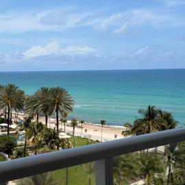Ocean front Condo with balcony on the beach, hotel in Sunny Isles Beach
