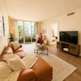 Channelside Escape - Egg Chair Balcony - Walkable