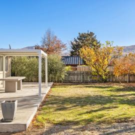 Get Away By The Green - Cromwell Holiday Home
