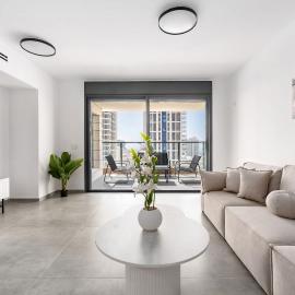 Spacious 4BR w Balcony & Mamad l Bldg Renovation