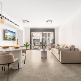 Modern 4BR Apt l Balcony l Mamad l Bldg Renovation