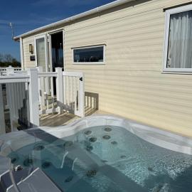 Skegness Fields 107 - Hot tub caravan, pet friendly, wifi - Meadow Lakes Caravan and Lodge Hire, hotel in Winthorpe