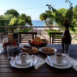Villa Bella Loukisia Seafront 5BR Villa for 10 Near Athens、Loukísiaのホテル