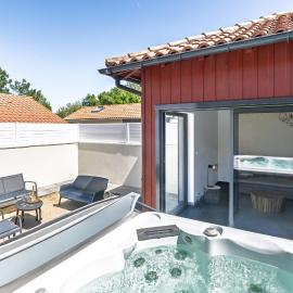 Cozy Cottage with Spa - Welkeys, hotel in Moliets-et-Maa