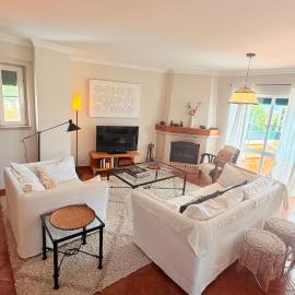 Relaxed 3 bedrooms penthouse in the heart of Cascais historic center, few steps from the beach