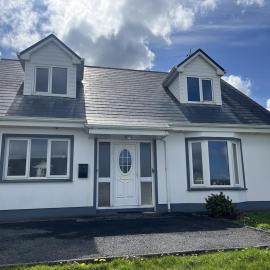 3 Bed Cosy Lahinch Home, hotel a Lahinch