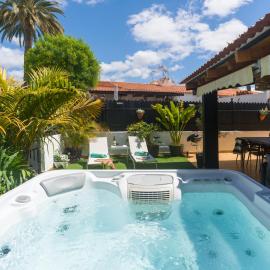 Oasis Beach Holiday Home with jacuzzi