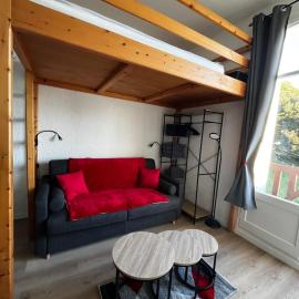 Studio 4 pers les pieds dans l eau vue sur mer, hotel in Donville-les-Bains