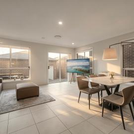 JC House - 4 Br, AC & Wi-Fi Close Coles & Train