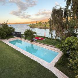 Villa bord du lac takerkoust marrakech , 9 Suites de Luxe & événementiel, hotel in Wawizelt