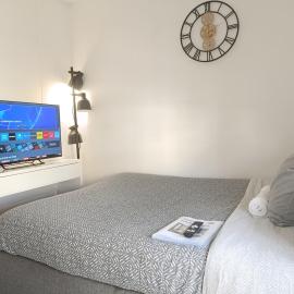Cozy Room with Private Bathroom near Paris LaDefense Arena, hotel in Courbevoie