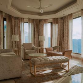 The Auramah Retreat - 4BHK Villa with Mountain & Valley View - Private Balconies & Parking, hotel a Nāldera