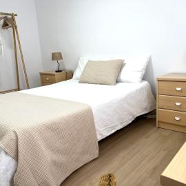 3 Bed Flat - Sleeps 5 - Wifi, hotel en Bellreguart