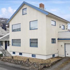 Homestay Hammerfest - Central - Lakeview, hotel di Hammerfest