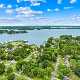 Sapphire Bloom, New Boutique Lake Escape with Hot tub, hotel en Mooresville