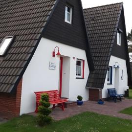 Ferienhaus Grietje - links, rot, hotel sa Harlesiel