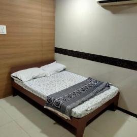 Balaji rooms&domentry، فندق في سورات