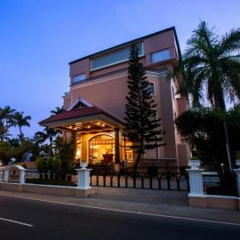 Holiday Hotel, viešbutis mieste Čerai Bičas