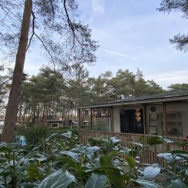 Recreatiepark Klein Zwitserland - Zomereik, хотел в Zuidwolde