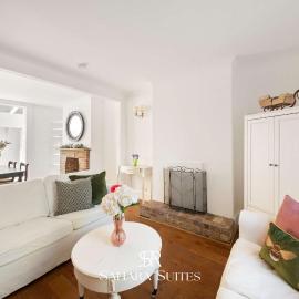 Stylish 2 Bed Windsor Home - Sleeps 4 - Driveway Parking - Near Castle & Legoland
