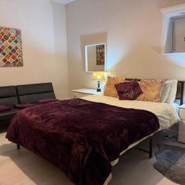 Family - Parking - Garden- WiFi - Sleeps 4, hotel in Alloa