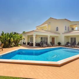 Villa in Alvor with swimming pool, hotel i Alvor
